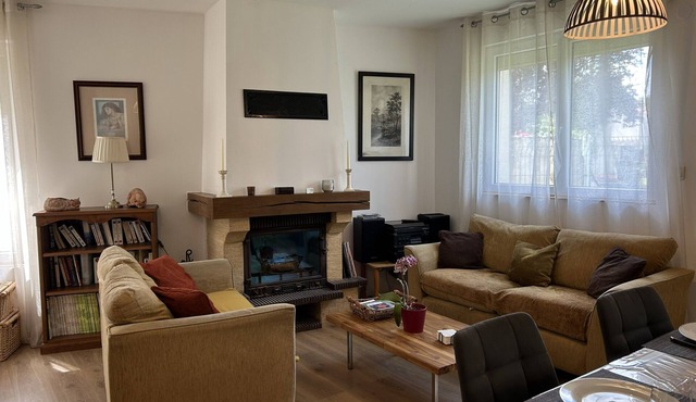 Six-person Poitevin linen room with garden and shared pool