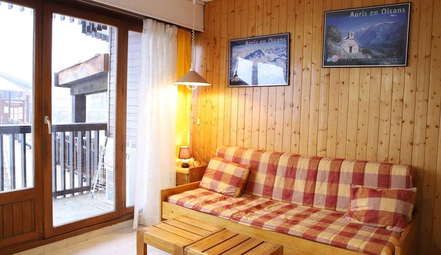 Ski-in/Ski-out Studio with Balcony, South-Facing View, Near Shops and ESF, Sleeps 3