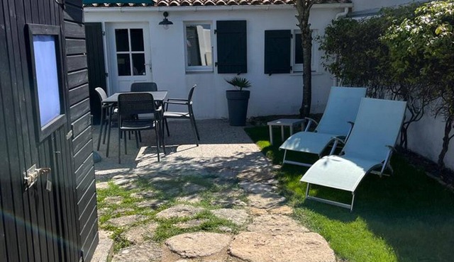 Small house with garden close to the sea, on the Ile de Ré in Saint-Clément-Des-Baleines