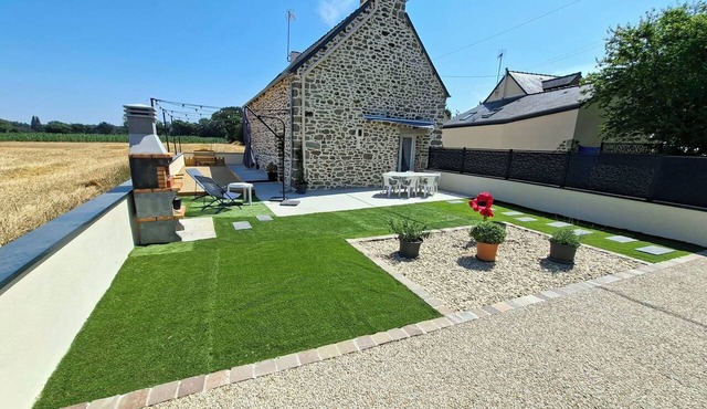 Small country house with wood-burning stove, 20 minutes from beaches.