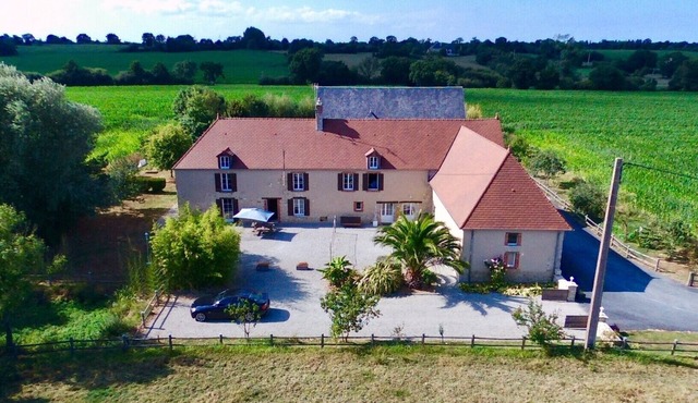 Small gite - beautiful, peaceful setting in an old farmhouse in the heart of the marshes