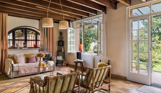 Small hunting lodge in the heart of the Beaujolais vineyards to welcome you in Lancié