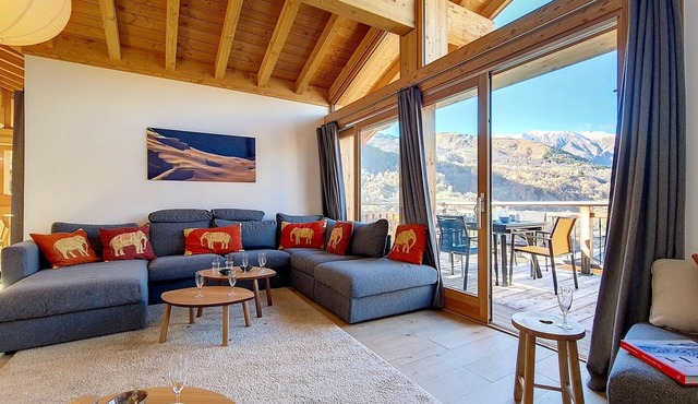 Spacious chalet with sauna, slope access, Wi-Fi and parking in Saint-Martin-de-Belleville
