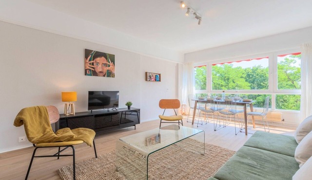 Spacious 3 bedroom apartment & private parking!