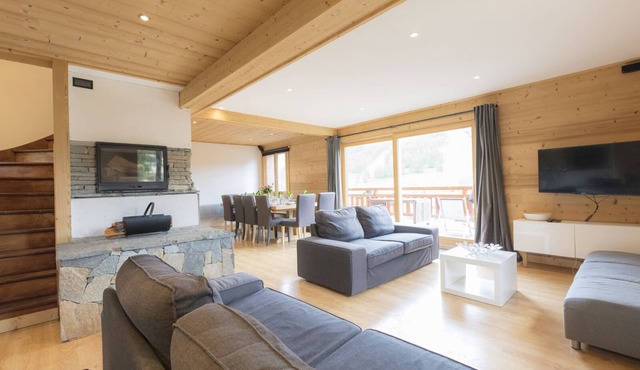 Spacious 6 bedroom chalet with sauna for up to 14 people, close to pistes