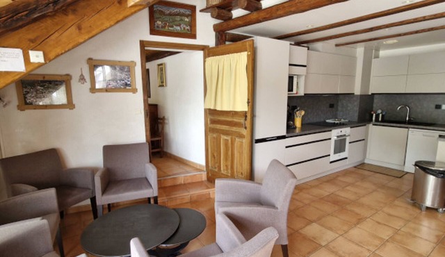 Spacious 6-Room Chalet 150m from the Slopes – Sleeps 11, Wi-Fi, Fireplace, Balconies