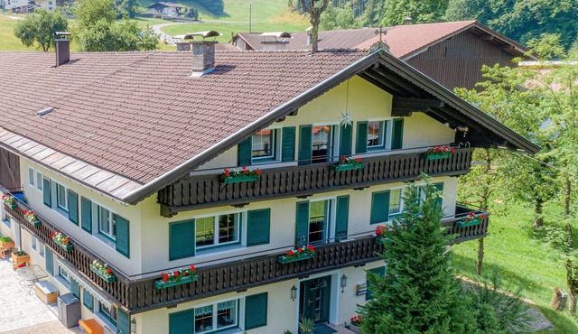 Spacious accommodation, 1.2 km to the ski lift in Itter