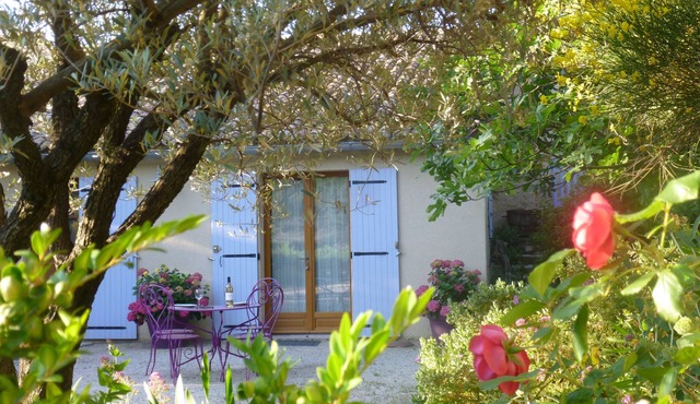 Spacious and comfortable gite for 3 people, nice outdoor space in Suzette