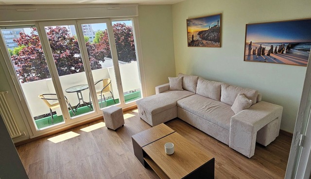 Spacious apartment - Completely renovated - 50 meters from the tram - Shops - 10 minutes from downtown