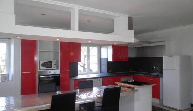 Spacious cottage + garden, parking nearby. landing beach/port