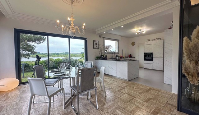Spacious, elegant house overlooking Etang de Lannénec, 600m from Fort-Bloqué