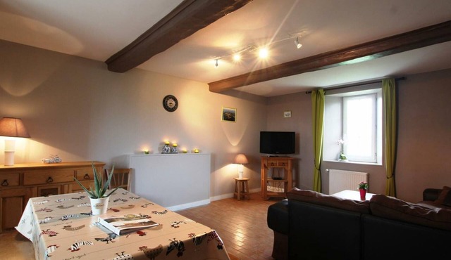 Spacious Family Retreat with Garden, BBQ, and Fireplace – Pets Welcome!