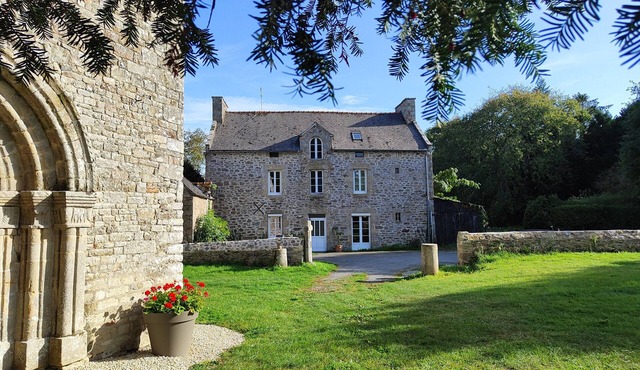 Spacious Family Home with Private Terrace, Garden & Wi-Fi in Saint Lormel