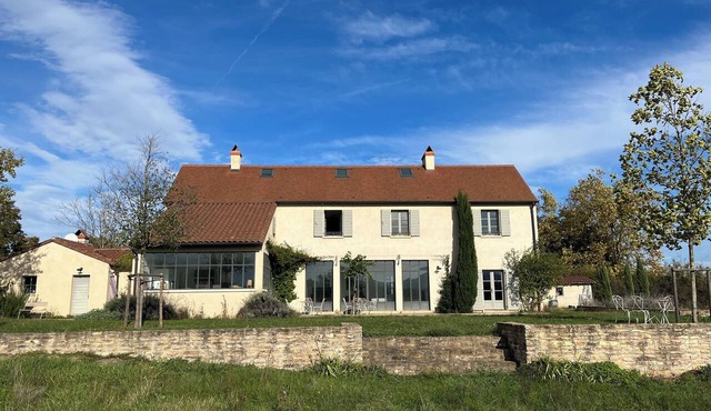 Spacious Family Home with a Pool & Large Garden
