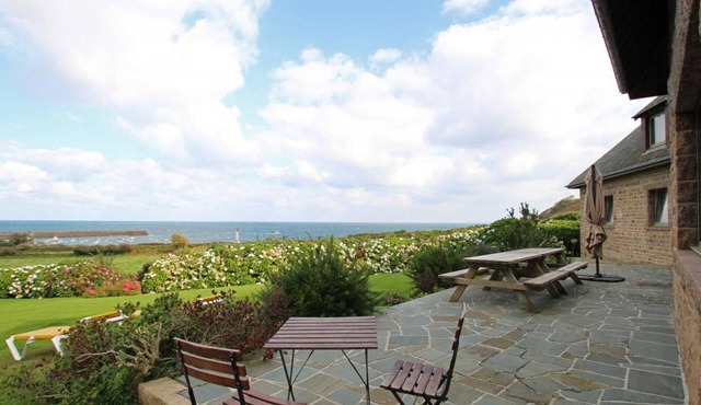 Spacious house with sea view, fireplace and garden