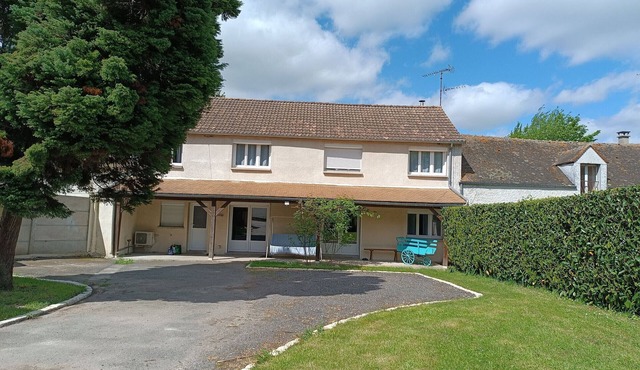 Spacious Lodge in Nargis with Private Parking, Near Paris