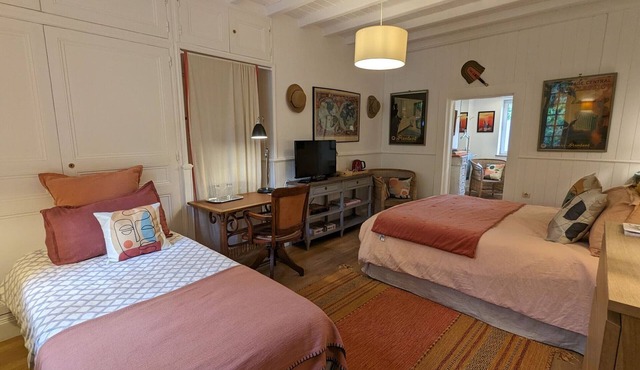 Spacious room, private entrance, pets allowed, WiFi
