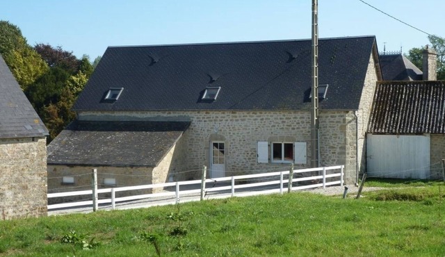 Spacious Rural House, 10 min from Utah Beach, Sleeps 9, Pet Friendly, Wi-Fi, Parking