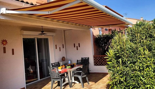 Spacious single-story 3-bedroom villa with air conditioning, near the beach