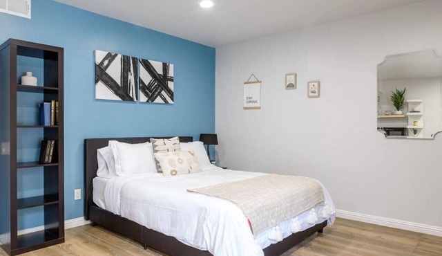 Spacious Studio Universal Private Entry Patio Sleeps 4 in Los Angeles