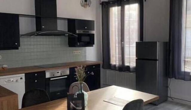 Spacious, stylish 100 m² two-bedroom apartment in the heart of downtown
