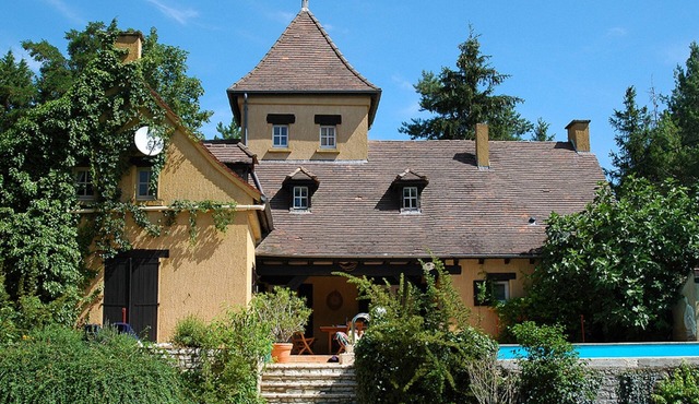Spacious villa with heated pool and garden