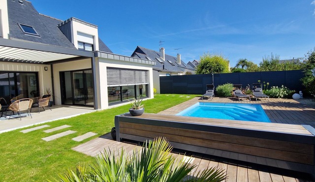 St-Malo: Family home with swimming pool, 800 m walk from the beach.