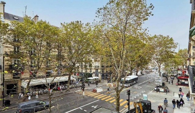 STEPS AWAY FROM ICONIC LANDMARKS- AN IDEAL CHOICE FOR YOUR NEXT PARISIAN GETAWAY