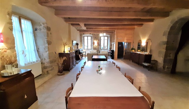 Stone and wood guest rooms with large garden in the heart of the village!