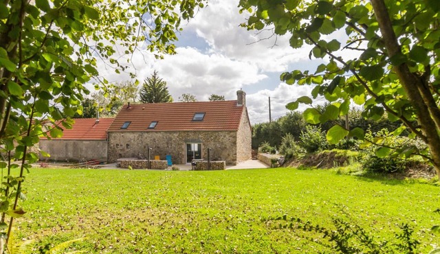 Stone family home with spa and garden in Tollevast