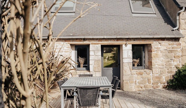 Stone farmhouse for 4 people with heated swimming pool