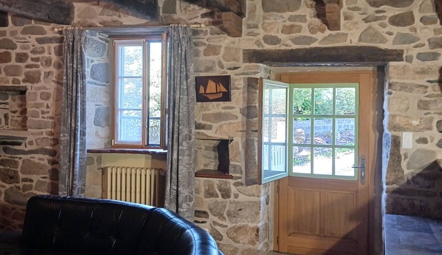 Stone house in Le Faou, within walking distance of town center and amenities.