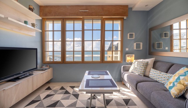 Studio Apartment 'Plein Sud Vue Sur Mer' with Sea View, Shared Terrace and Shared Garden