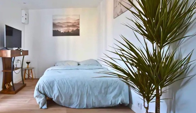 Studio Apartment "Lumineux - Annexe Cosy" with Private Terrace & Wi-Fi
