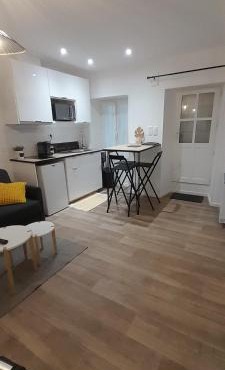 Studio cosy avec petit exterieur sur courette