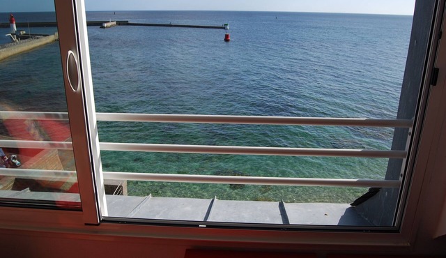 Studio in house bordering the water, exceptional view over the harbour entrance