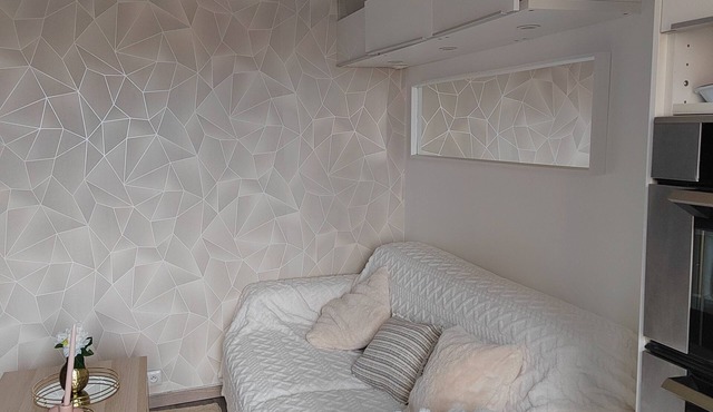 Studio near La Défense, close to amenities, close to streetcar and bus transport.