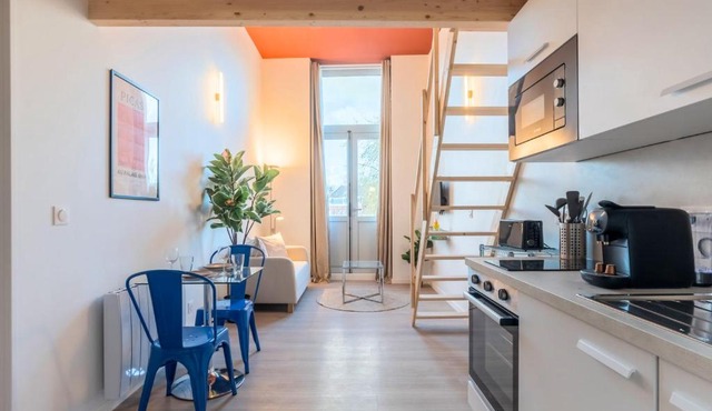 Studio pour deux en mezzanine avec petit balcon