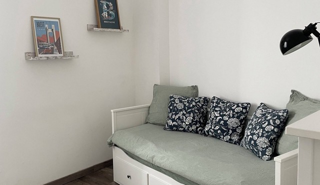 Studio with small sea view, close to the castle