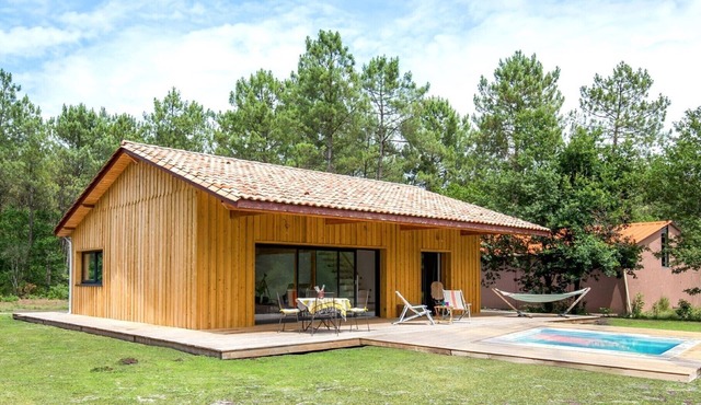 Stunning air-conditioned wooden villa with a heated pool in the Bassin d'Arcachon forest, 10 minutes from the beaches