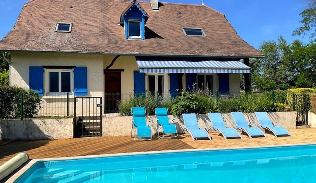Stunning views of the Pyrenees, large secluded garden & private heated pool