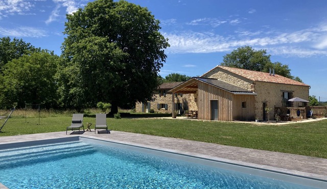 Stylish 2 bedroom loft style apartment with shared pool in Dordogne,