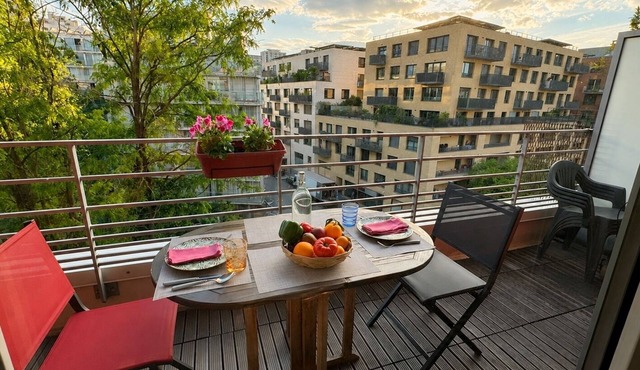 Sunny terrace near the Canal de l'Ourcq - quiet & bright