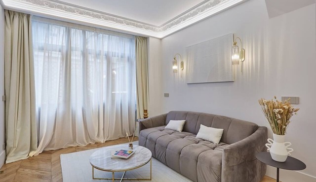 Superb AC Apartment Roosevelt Saint Honoré
