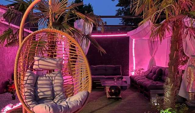 Superb accommodation 180m2 jacuzzi/giant screen 110m2 of garden near the airport