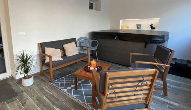 Superb T2 with private Jacuzzi near Disney