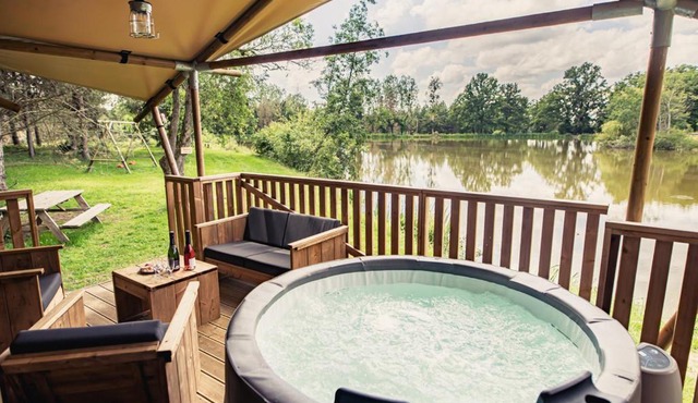 Tente lodge insolite Jacuzzi privatif en pleine nature
