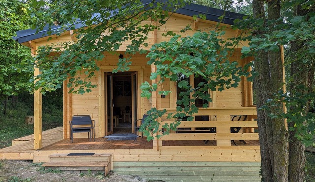The Chalet Du Bois: Cozy comfort for 2 between garden and woodland