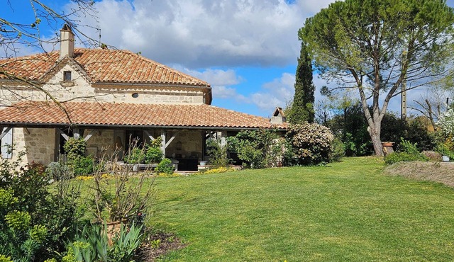 The Loustanéo house is a stone country house with swimming pool.