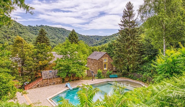 This cosy stone house is situated in an idyllic location in a forest and close to the river Vaur.